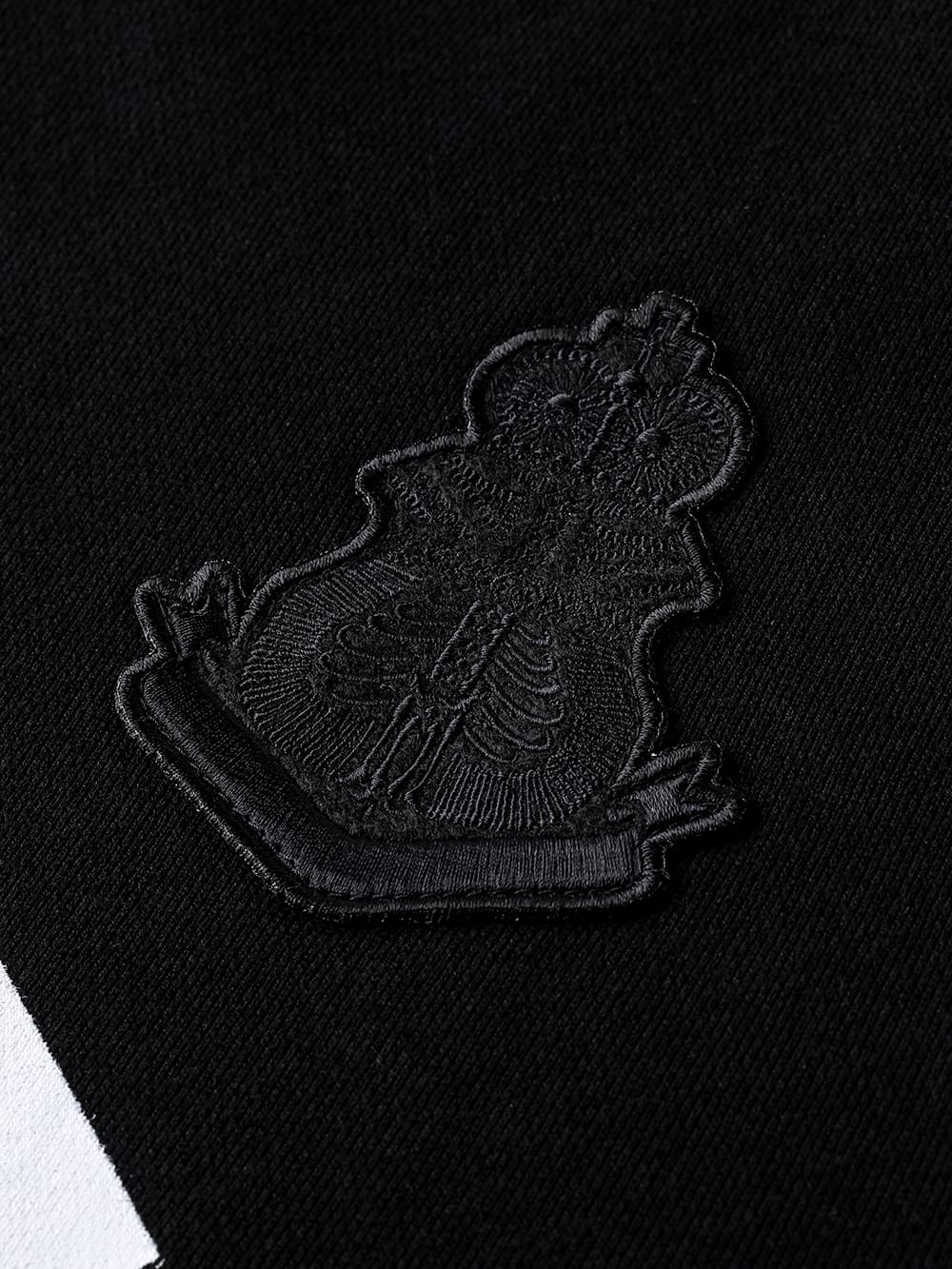 S logo and bone emblem. (crew neck sweatshirt)